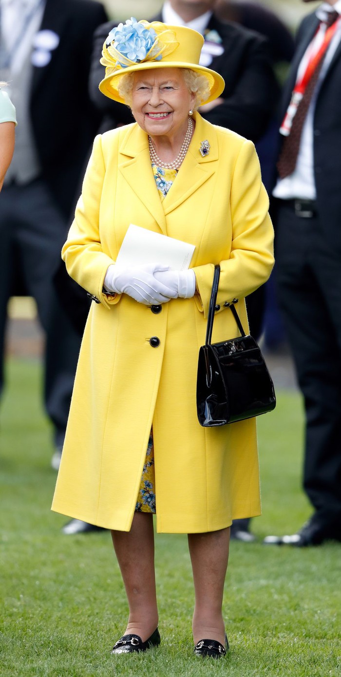 Trong sự kiện Royal Ascot diễn ra hồi tháng 6 năm ngoái, Nữ hoàng chọn cho mình trang phục màu vàng nổi bật.