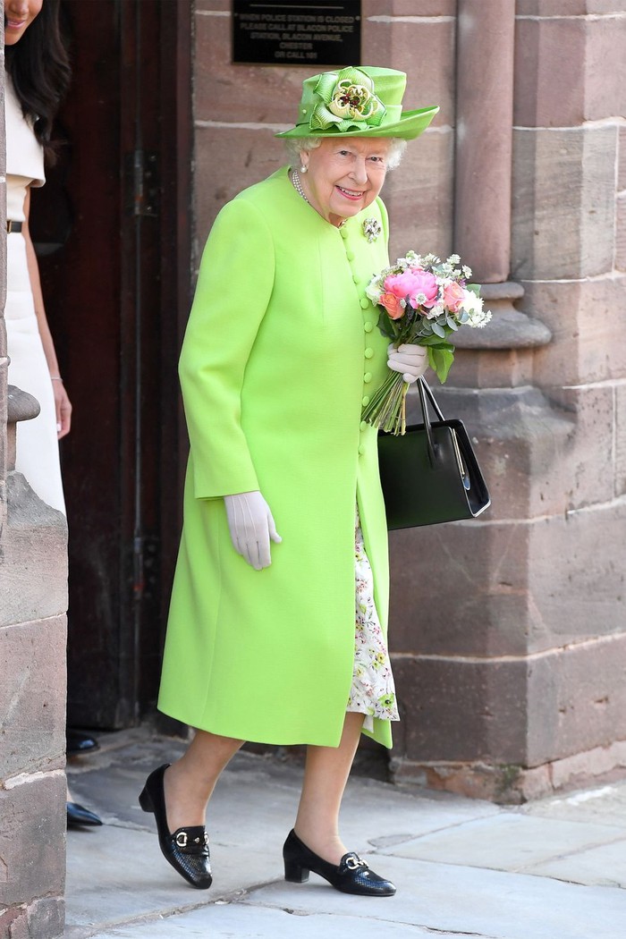 Nữ hoàng tươi tắn trong bộ cánh màu xanh neon.    