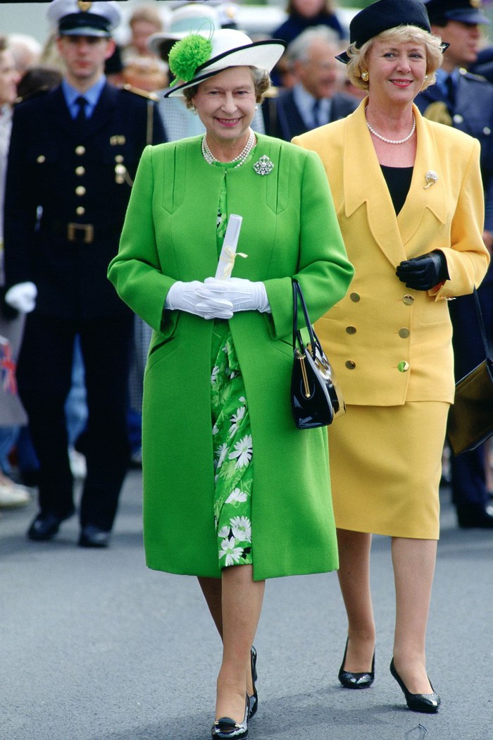 Trước đó, năm 1990, Nữ hoàng từng diện một set đồ màu xanh lá cây khá nổi bật khi dự sự kiện cùng Tổng thống Vigdis Finnbogadottir của Iceland.    