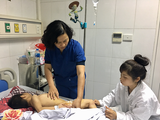Bé D đang được điều trị tại Bệnh viện Việt Đức. Ảnh: K.O