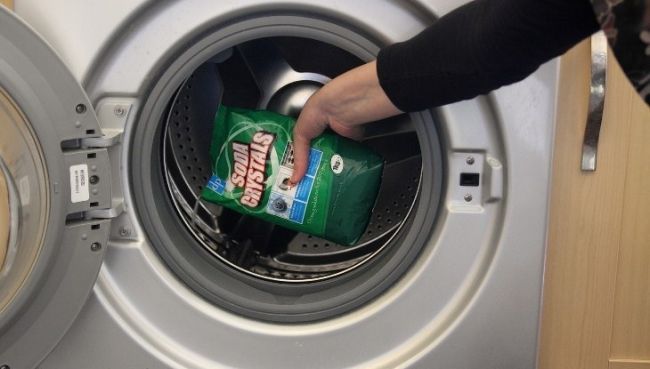 Bạn có thế sử dụng bột chuyên dụng để vệ sinh máy giặt tại nhà