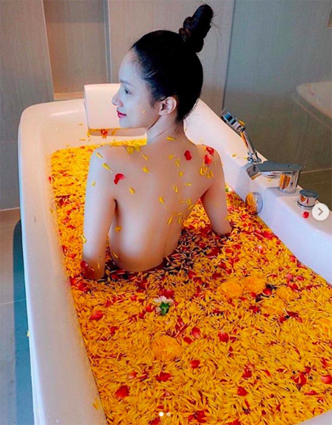 Trên trang cá nhân mới đây, người đẹp gốc Hà thành tự tin đăng ảnh khoe lưng trần gợi cảm khi đang ngâm mình trong bồn tắm.    