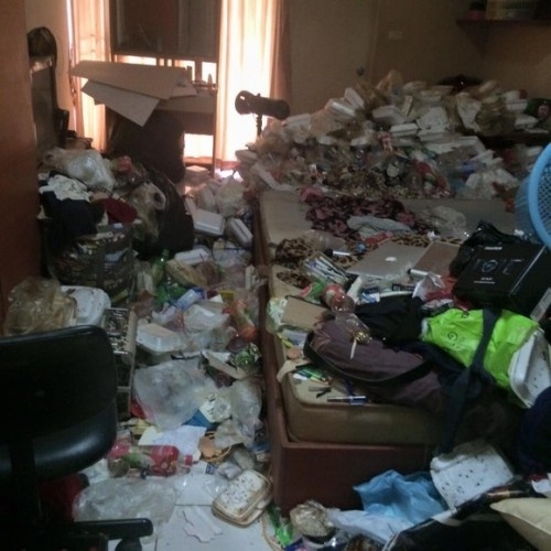 Căn phòng ngập rác của một sinh viên nữ.