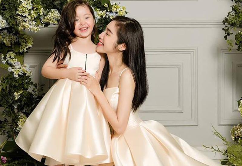 Vẻ đẹp của con gái Elly Trần cũng được nhiều người chú ý bởi cô bé có nét đẹp lai tây rất thu hút