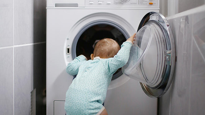 Trẻ thường tò mò nên dễ bị mắc kẹt trong máy giặt