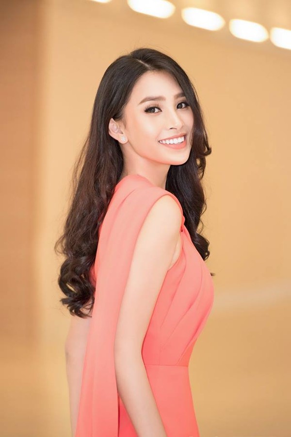 Hoa hậu Trần Tiểu Vy luôn khiến công chúng nhớ đến hình ảnh cô hoa hậu có nét đẹp lai tây với nụ cười tỏa nắng, lối trang điểm đơn giản nhẹ nhàng, đúng với hình ảnh của một cô nữ sinh và luôn thân thiện với bất kì ai tiếp xúc với cô nàng.  