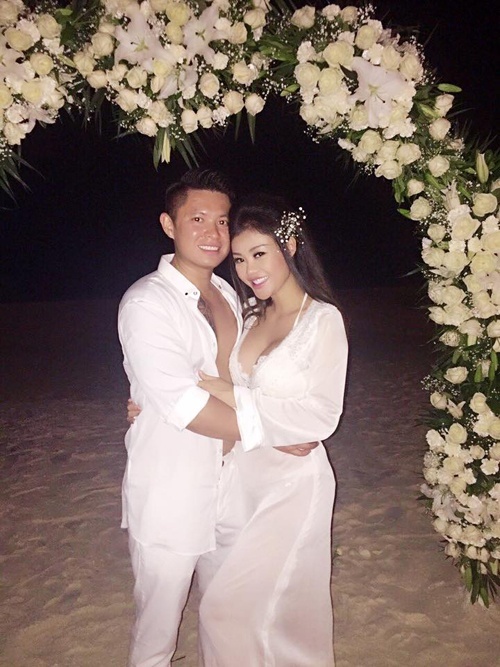 Hoa hậu Julia Hồ kết hôn với chồng Việt kiều vào năm 2015.    