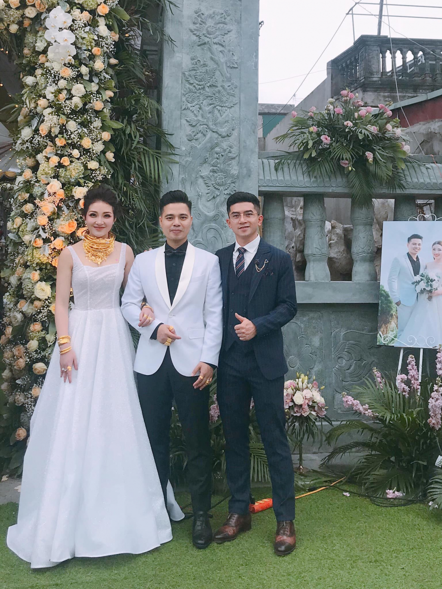 Cũng trong đám cưới của con gái, bố mẹ cô dâu Thu Hương đã trao cho con 200 cây vàng, 2 sổ đỏ và rước dâu bằng Rolls-Royce Phantom 35 tỷ.