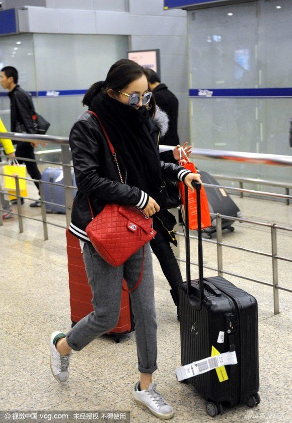 Dương Mịch lựa chọn quần xắn gấu, giày thể thao, áo khoác vừa vặn cho một ngày lạnh giá và tiện lợi di chuyển tại sân bay.    