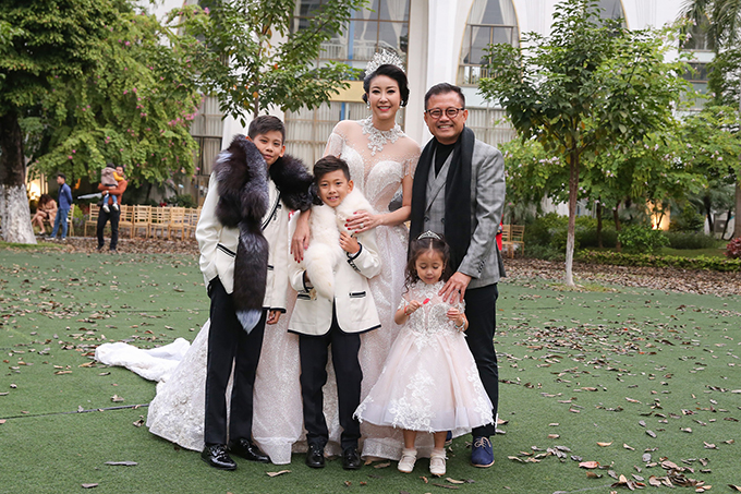 Sau nhiều sóng gió, Hà Kiều Anh đang có cuộc sống đầy hạnh phúc bên chồng và 3 con.    