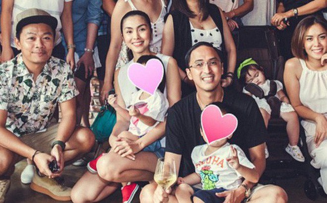 Hai vợ chồng Tăng Thanh Hà chụp ảnh cùng con trai và con gái trong một bữa tiệc của gia đình.