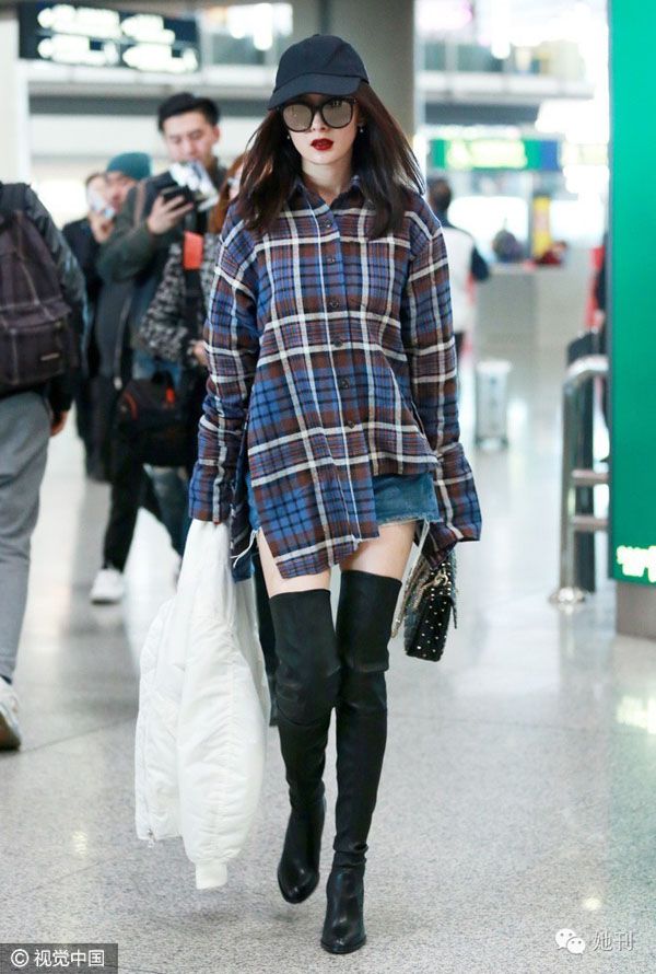 Áo oversize cùng quần jeans siêu ngắn kết hợp với bôt cao cổ giúp Dương Mịch nổi bật tại sân bay.    