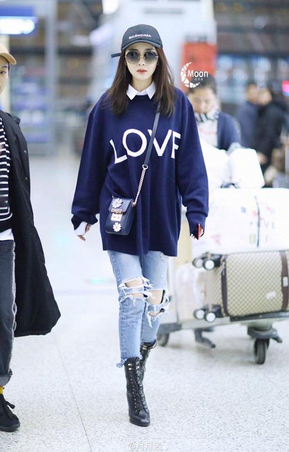 Jeans rách cùng áo len oversize được Dương Mịch lăng xê nhiệt tình trong suốt mùa đông năm qua.    