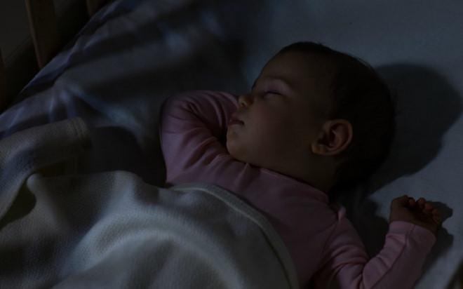 Hãy luyện cho bé thói quen tốt ngủ trong bóng tối