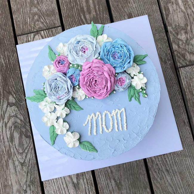 Vào sinh nhật mẹ, cô cũng trang trọng làm chiếc bánh kem màu xanh vô cùng độc đáo.    
