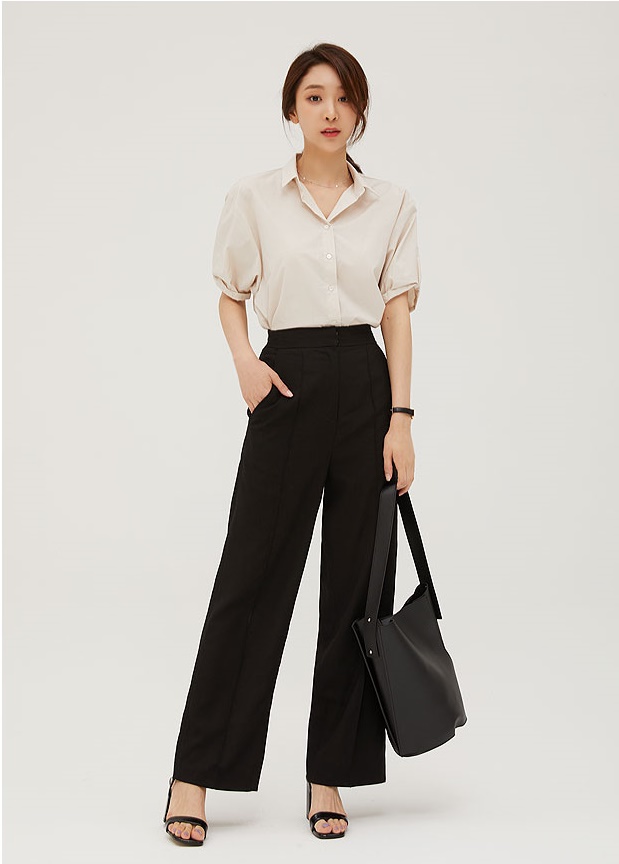 Quần culottes không hề dành riêng cho những mẫu áo T-shirt năng động, mà nó còn vô cùng phù hợp với áo sơ mi nữ tay ngắn có màu sắc trẻ trung như đỏ và trắng chẳng hạn.