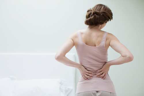 Phụ nữ sau sinh thường bị đau lưng 