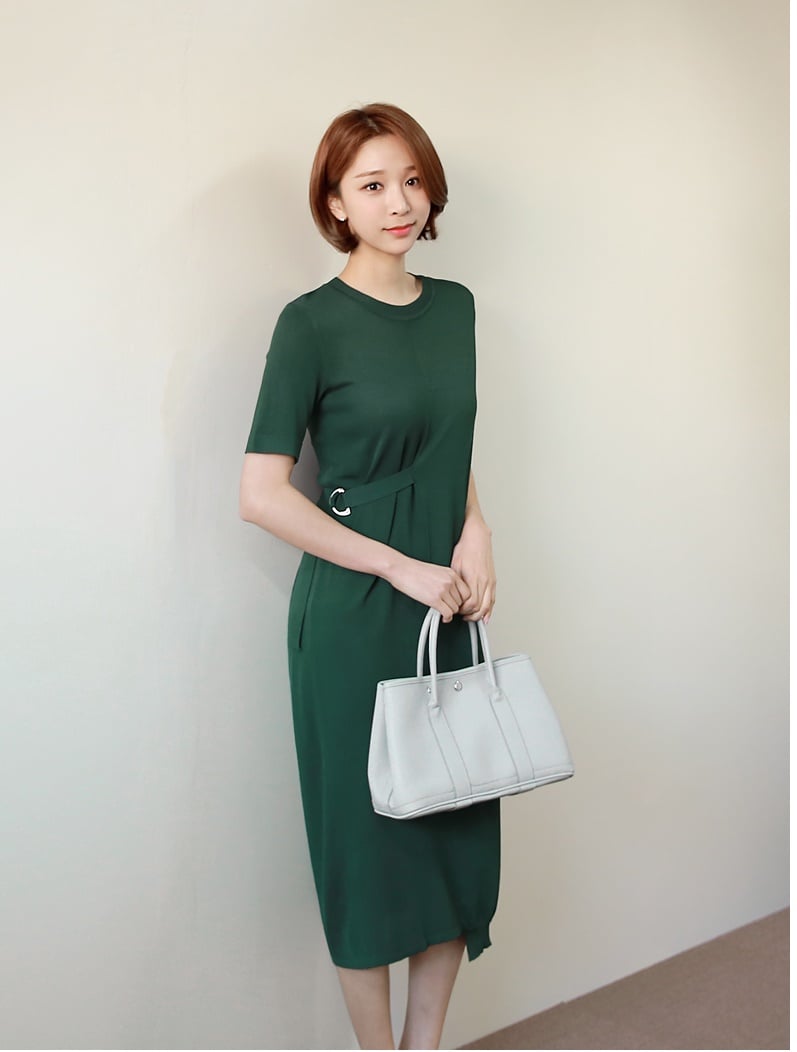 Với phong cách Hàn Quốc đặc trưng, những mẫu váy đơn sắc dưới đây chắc hẳn sẽ làm vừa lòng nhiều nàng công sở trong mùa xuân hè 2019.