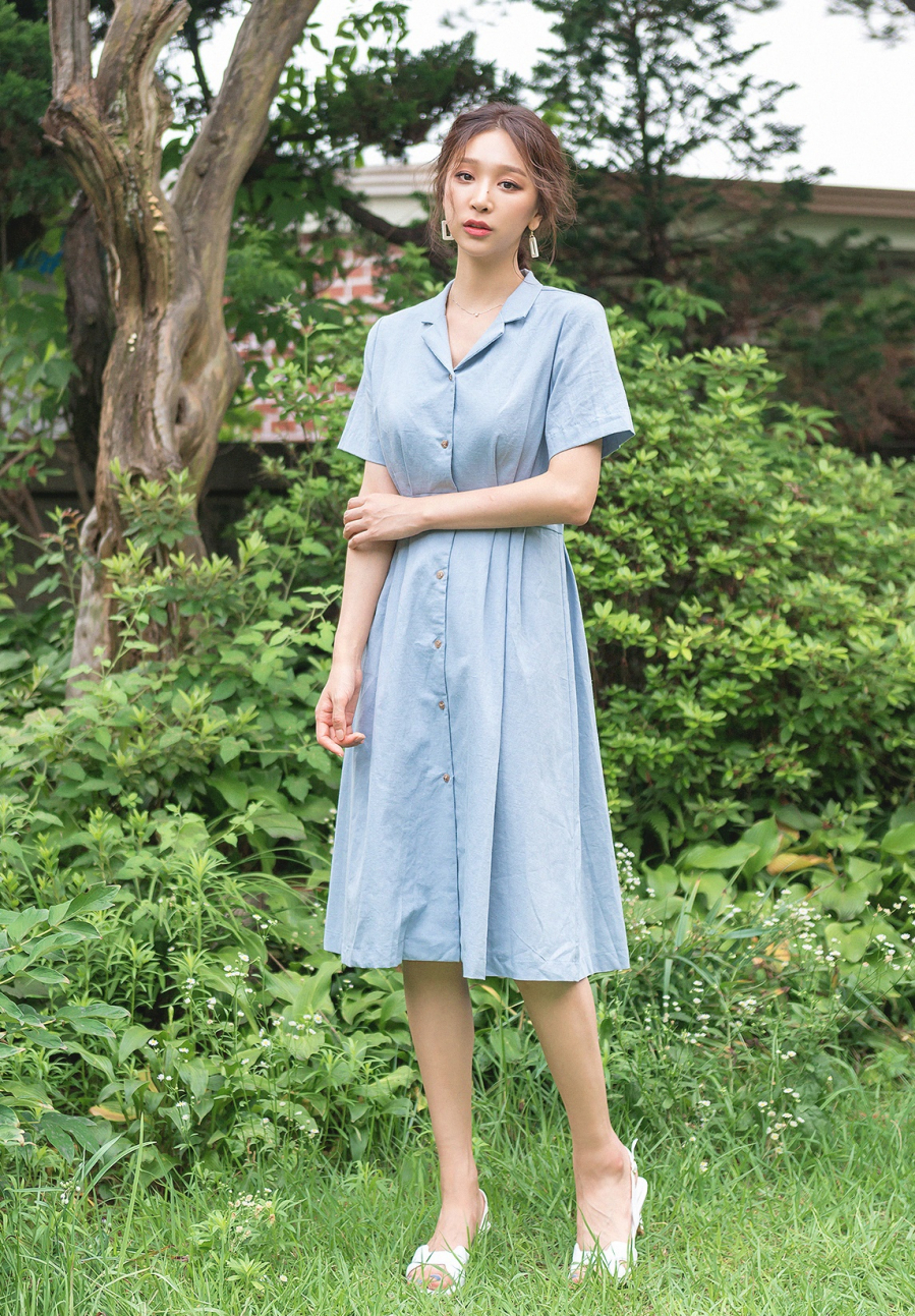 Chiếc đầm đơn sắc màu xanh dịu dàng được may với phong cách đơn giản, dáng váy sơ mi dễ mạc giúp tôn vóc dáng, đem đến sự mát mẻ, tươi mới, dịu nhẹ cho các nàng công sở.   