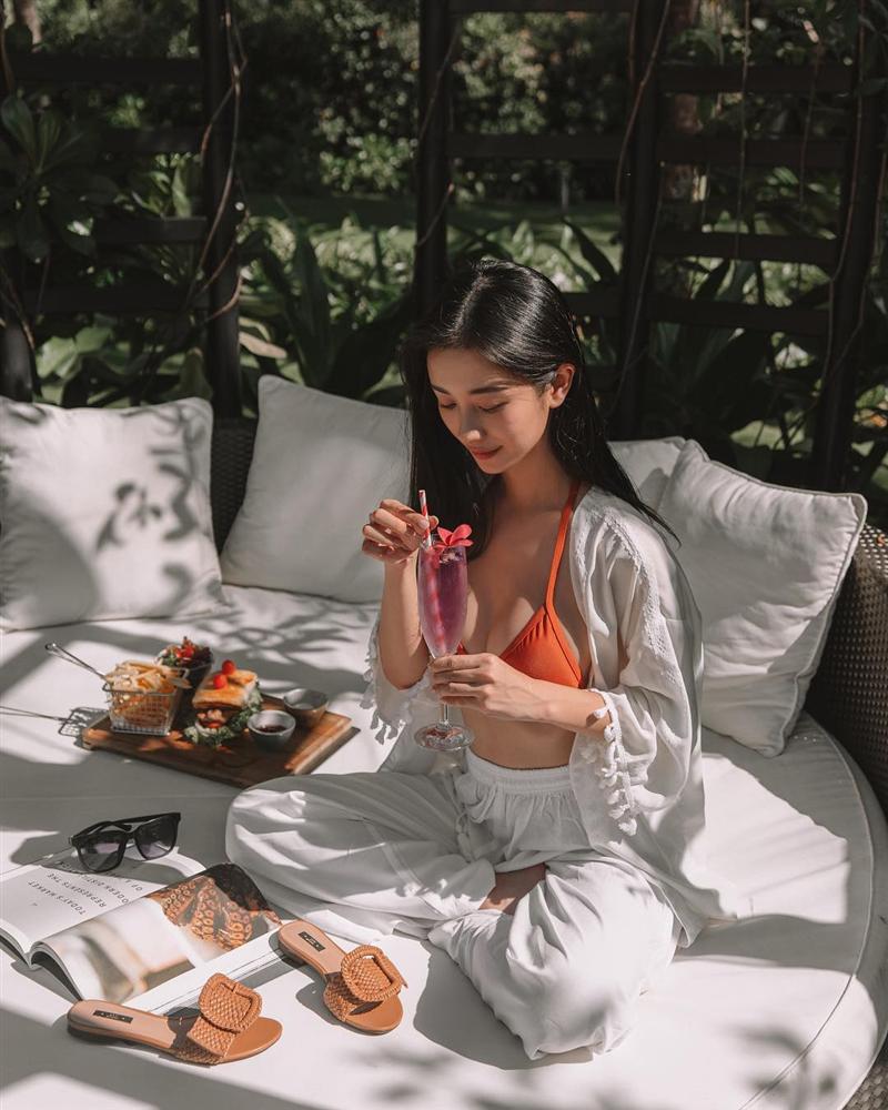Giữa một khung cảnh với màu trắng làm chủ đạo như resort mà Jun Vũ nghỉ ở Phú Quốc, chiếc bikini màu cam quả thực đã thu hút rất nhiều sự chú ý.    