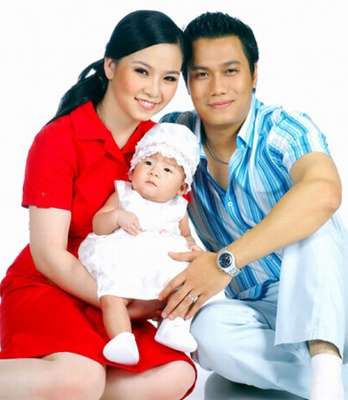 Việt Anh cùng người vợ đầu tiên tên Thùy Linh và con gái Dâu Tây.    