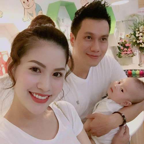 Việt Anh và người vợ thứ hai tên Trần Hương cùng con trai Đậu Đậu.    