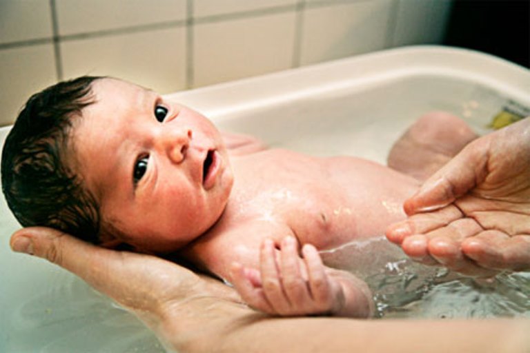 sau khi tắm xong mẹ có thể thoa cho bé vài giọt dầu tràm vào ngực giữ ấm trong mùa đông