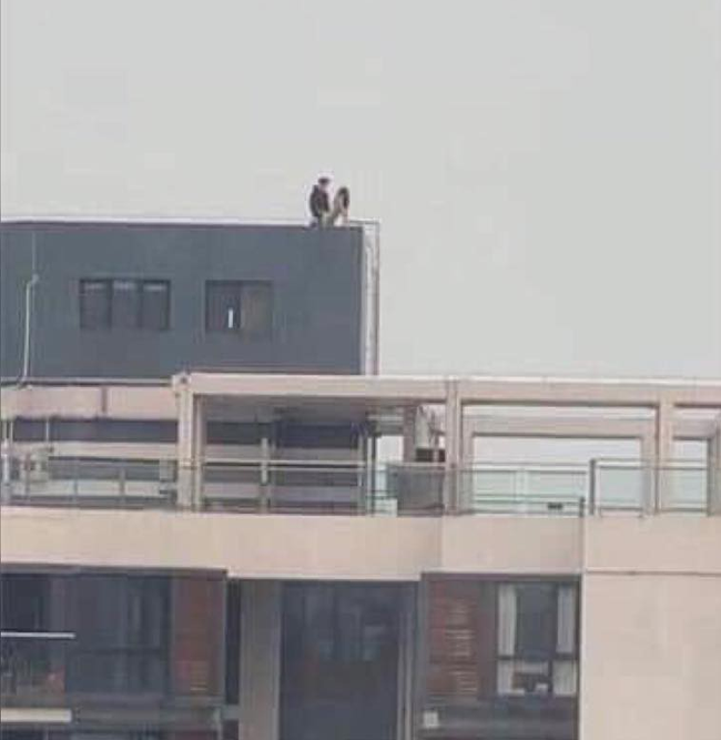 Xôn xao bức ảnh cặp đôi thản nhiên mây mưa trên sân thượng nhưng ...