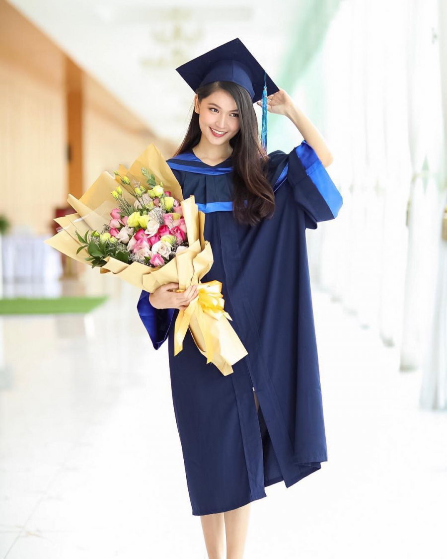 Người đẹp quyết tâm theo đuổi việc học sau danh hiệu Á hậu, cô đã tốt nghiệp Đại học Ngoại thương.    