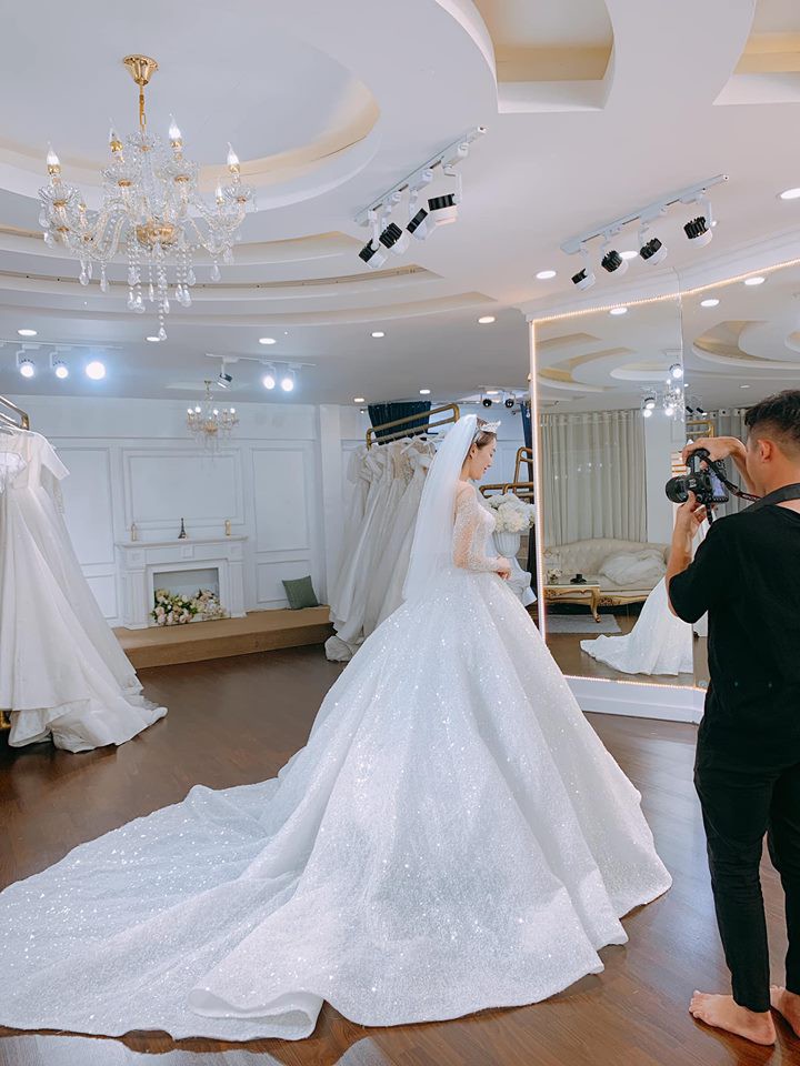 Lê Hà đã thử váy cưới cho ngày trọng đại của cuộc đời mình.    