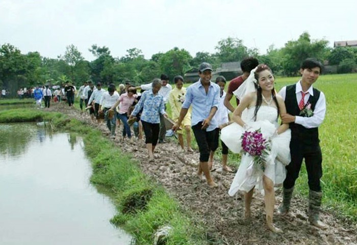Dù rước dâu trong ngày mưa gió nhưng mọi người vẫn rất vui vẻ.