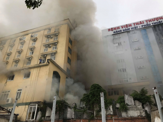 Đám cháy lớn tạo nên cột khói kinh hoàng.