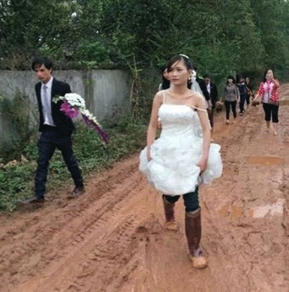 Cô dâu lội ủng trong đám cưới.