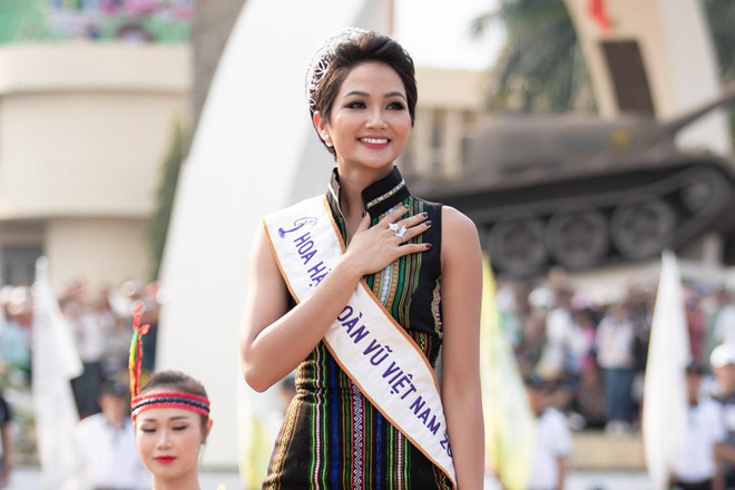Hoa hậu H'Hen Niê khi thực hiện vai trò đại sứ truyền thông Lễ hội Cà phê Buôn Ma Thuột năm 2019.