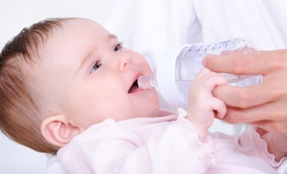 Các mẹ không nên cho trẻ sơ sinh uống nước