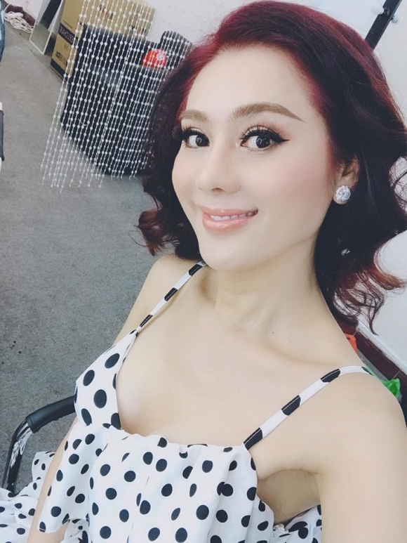 Lâm Khánh Chi chụp ảnh selfie với đôi bông tai kim cương do mẹ ruột tặng.