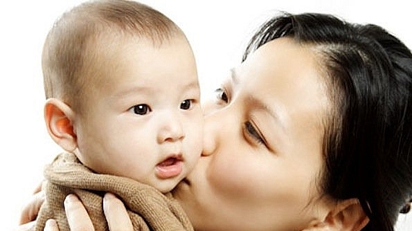 Mẹ không nên hôn hít bé nhiều sẽ có khả năng nhiễm vi khuẩn cho bé