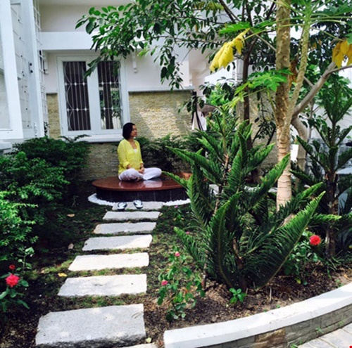 Việt Trinh rất thích môn Yoga cô thường ngồi thiền trong khuôn viên nhà mình