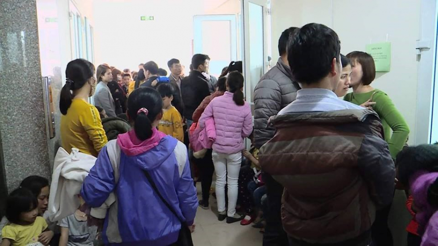 Cả hai bệnh viện đều bị quá tải vì số người đến xét nghiệm sán lợn quá đông.
