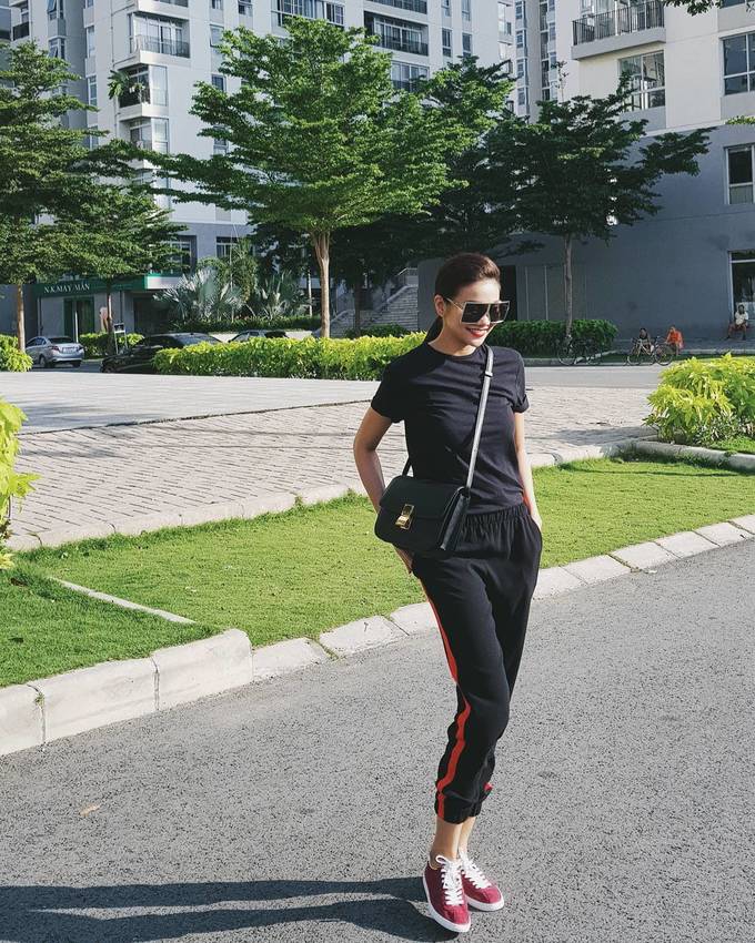 Siêu mẫu Thanh Hằng mix quần jogger với áo thun trơn màu. Set đồ đem lại vẻ trẻ trung, năng động cho người đẹp.     