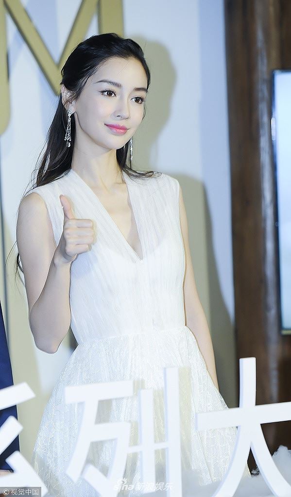 Ngày 19/3, Angelababy (Dương Dĩnh) tham gia một sự kiện tại Thượng Hải (Trung Quốc).  