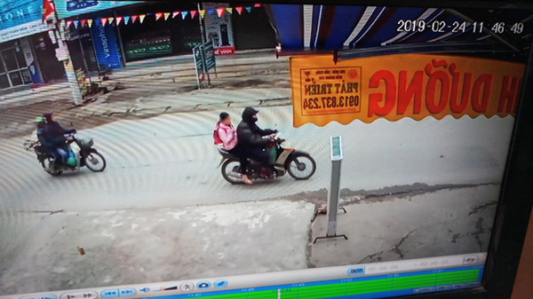 Hình ảnh đối tượng chở nạn nhân trên xe máy được camera ghi lại.