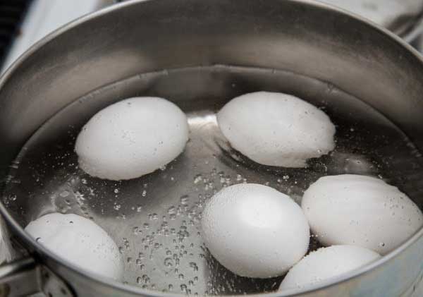 Thả trứng vào nồi nước đang sôi to sẽ không tốt