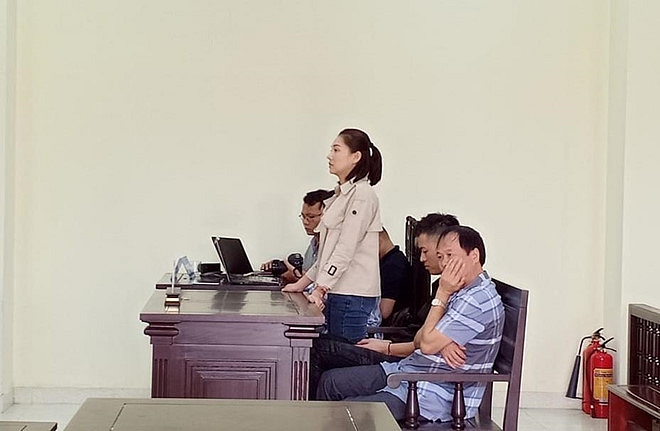 Nhiều phóng viên và người có mặt trong phiên tòa không khỏi ngỡ ngàng về cách hành xử của diễn viên Lưu Đê Ly.