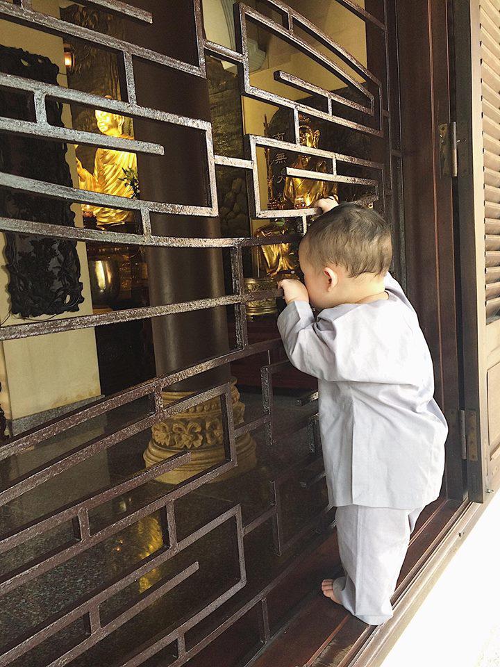Ngoài dành thời gian đi du lịch khắp nơi, Khánh Ly cũng thường xuyên đưa con đi lễ chùa để cầu may mắn, bình an.    