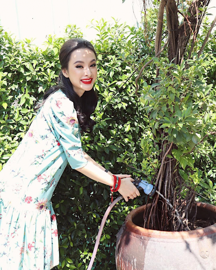 Một khoảnh khắc giản dị được nữ diễn viên chia sẻ trên trang Instagram. Hơn một năm trước đây, những tấm ảnh với phong cách nữ tính và kín đáo không bao giờ xuất hiện trên trang của Angela Phương Trinh.