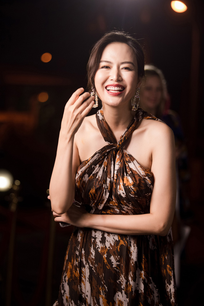 Dù đã ngoài 40 tuổi nhưng Hoa hậu Thu Thủy vẫn rất trẻ trung, xinh đẹp như hồi mới đăng quang.  
