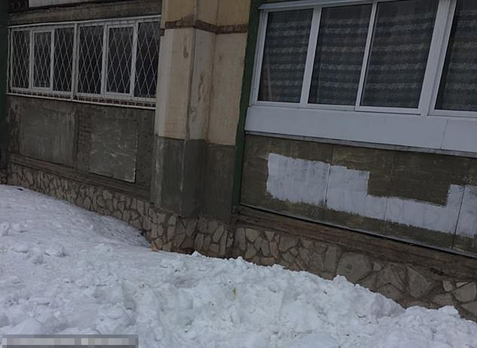 Đống tuyết dưới chân tòa nhà nơi em bé và người mẹ rơi xuống. Ảnh: Civil Protection Department.