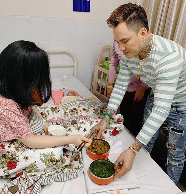 Bữa cơm cữ do chính tay Lâm Chấn Huy chuẩn bị cho vợ mình