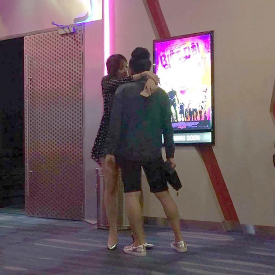Cả hai nhiều lần thoải mái ôm hôn nhau ngay trước rạp chiếu phim.    